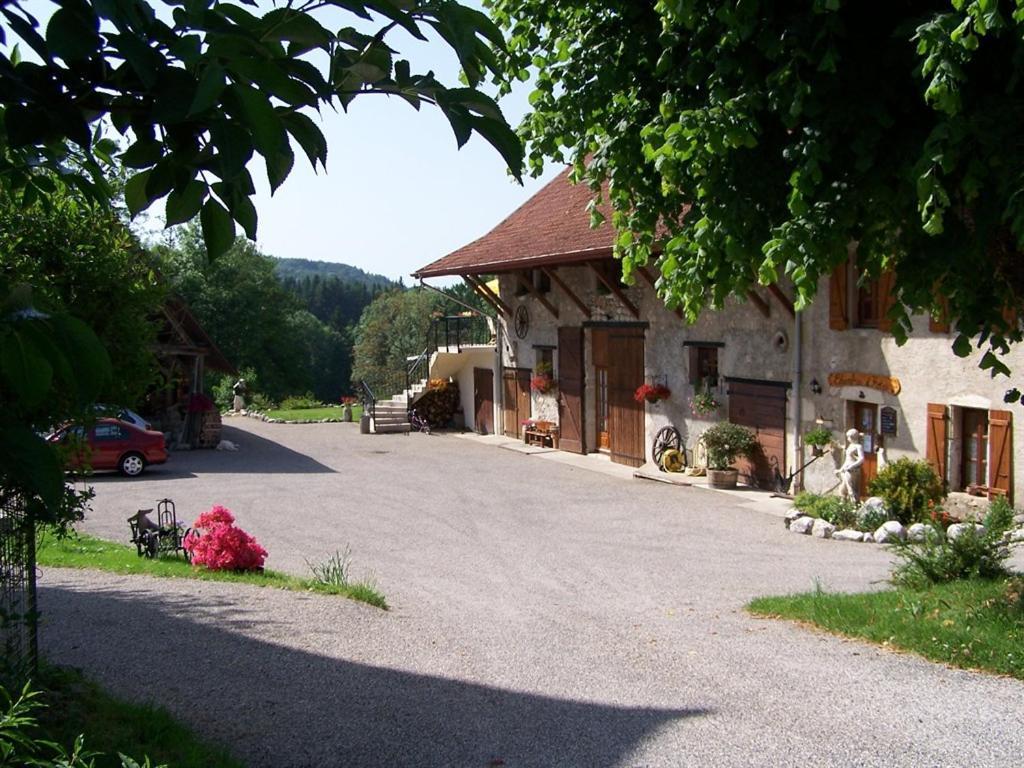 Les Grands Champs Hotel Attignat-Oncin Exterior photo